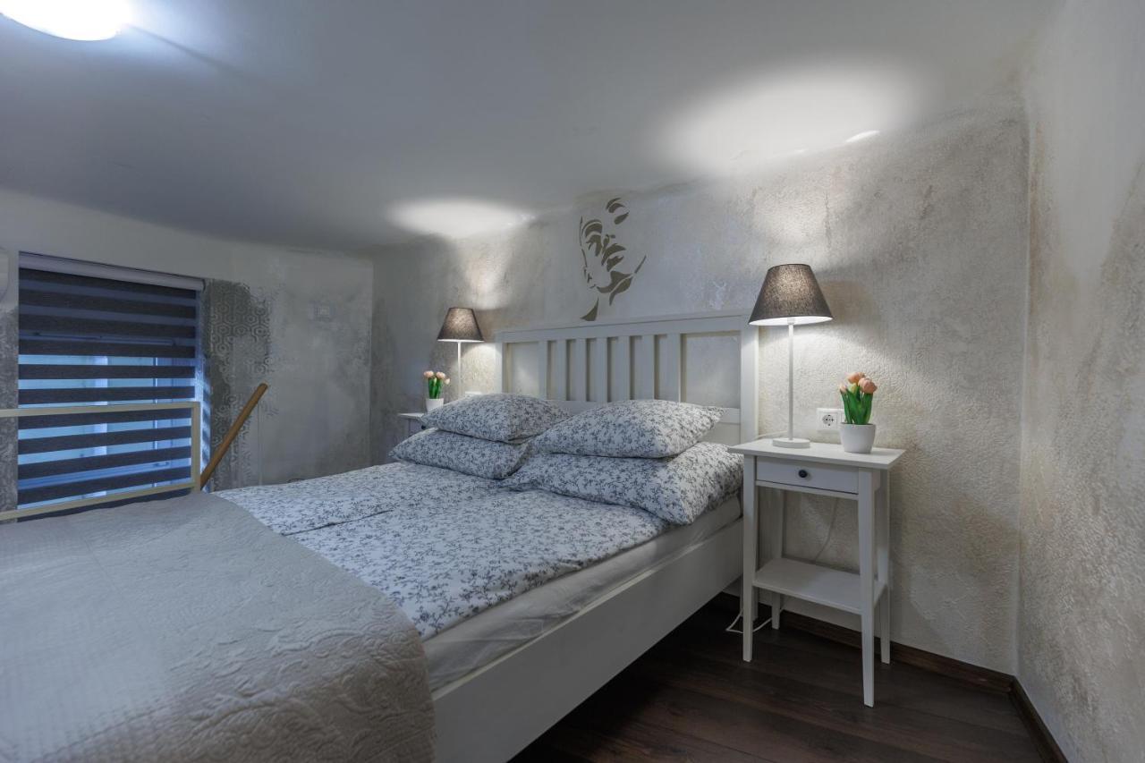 Sleek Minimalist Studio At Inner City Budapest Exterior foto