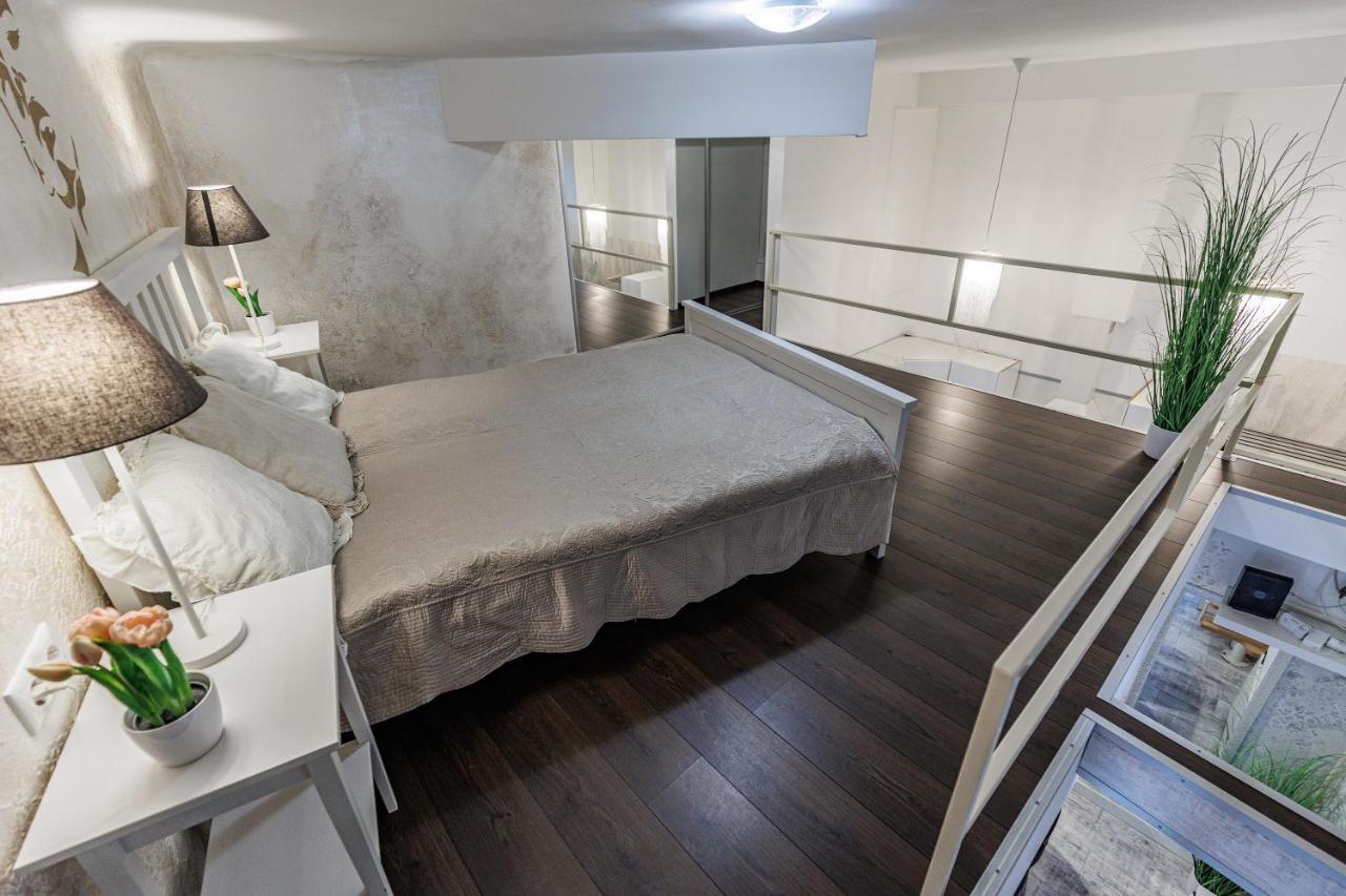 Sleek Minimalist Studio At Inner City Budapest Exterior foto