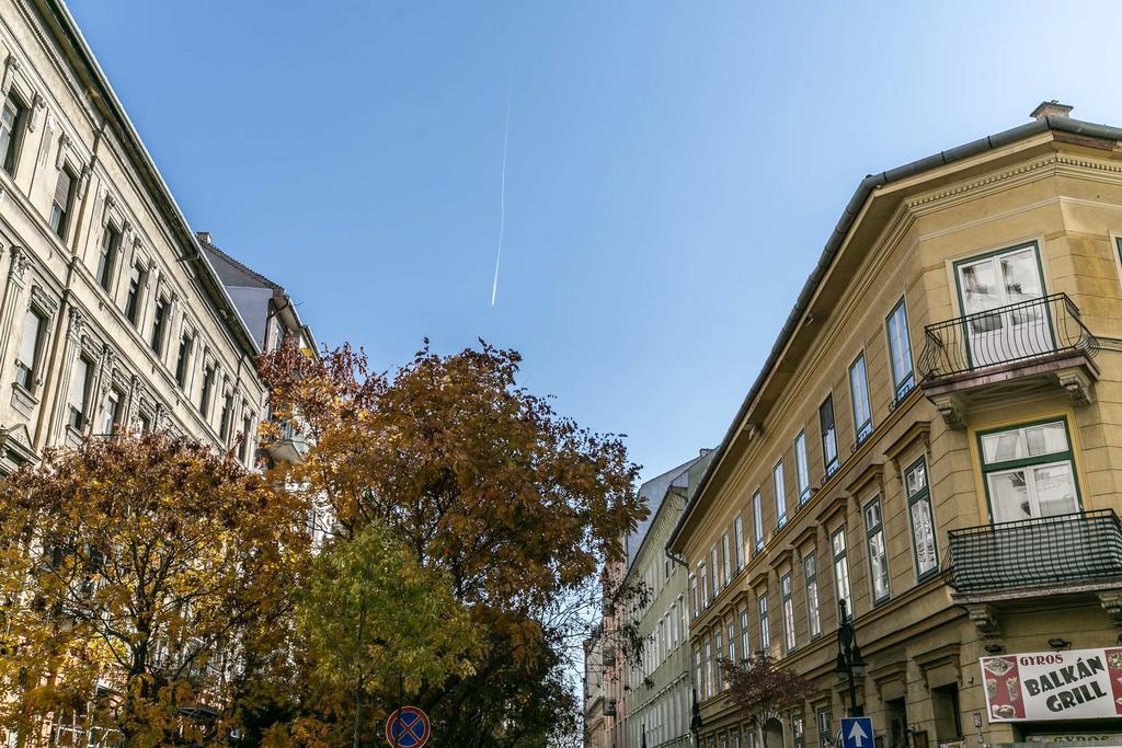 Sleek Minimalist Studio At Inner City Budapest Exterior foto